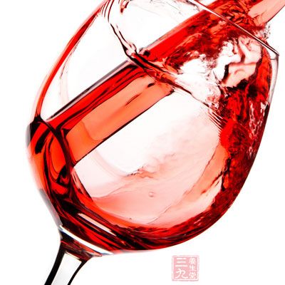 红酒：红酒具有美容、延缓衰老的功效