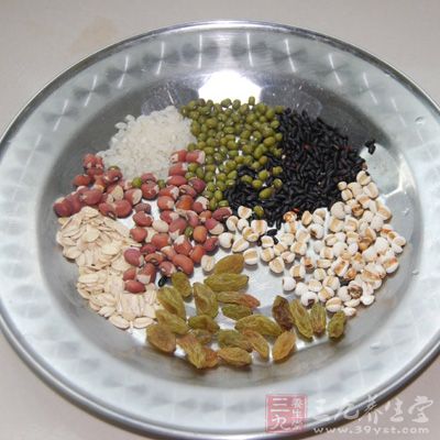 薏米不能单独给宝宝食用，于是，就经常将薏米和大米等谷类食物搭配