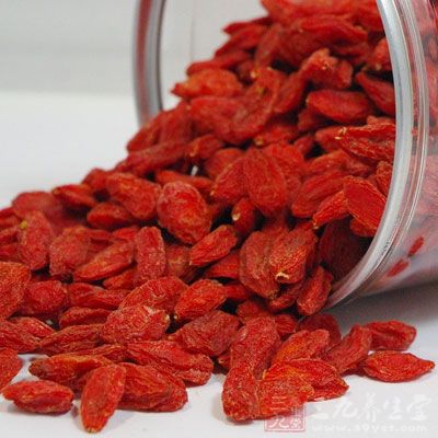 将准备好的30g枸杞子