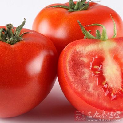番茄中含有丰富的茄红素，而茄红素的抗氧化能力是维他命C的20倍，可以说是抗氧化的超强斗士