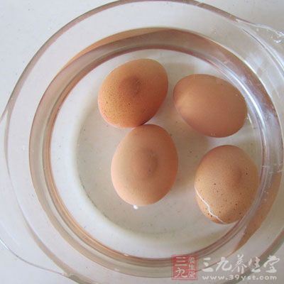 冷水和微生物可通过蛋壳和壳内双层膜上的气孔进进蛋内，存放时会更易变质