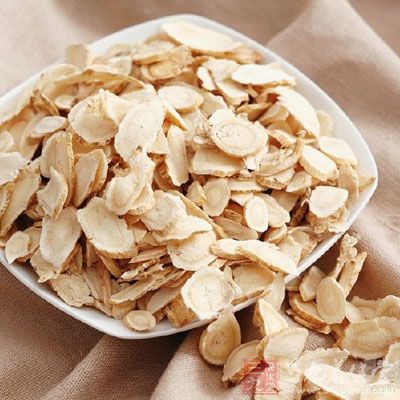 准备新鲜的黄芪 准备新鲜的黄芪