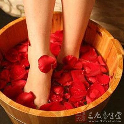 春天<em>用什么泡脚</em>好 晚上泡脚的<em>最佳</em>时间 - 三九