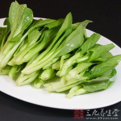 小白菜是不能生吃，并且在炒菜的时候，也不能炒的时间太长，以免营养的流失