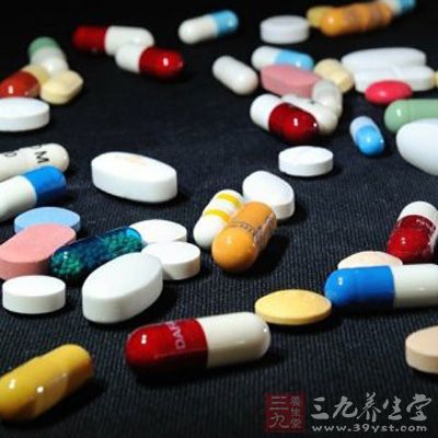 医生多采用戒酒硫、镇静安眠药物等进行辅助治疗