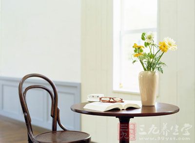 不妨在桌子或窗台等地摆放些有芳香味又可提神的时令花草 不妨在桌子或窗台等地摆放些有芳香味又可提神的时令花草