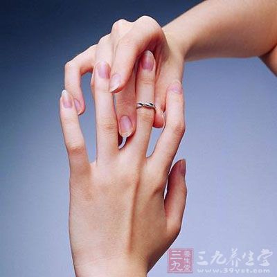 长时间戴过紧的戒指,会导致局部血液循环受阻 长时间戴过紧的戒指,会导致局部血液循环受阻