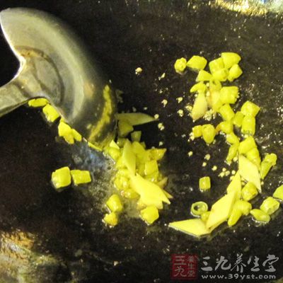 锅里留少许的油，放入葱花