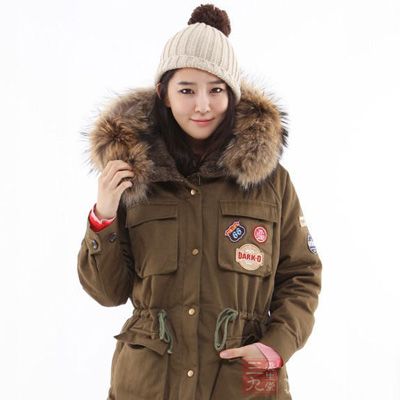 多穿衣服,吃暖的食物,多动起来等就能促进回流,缓解手脚冰凉的问题