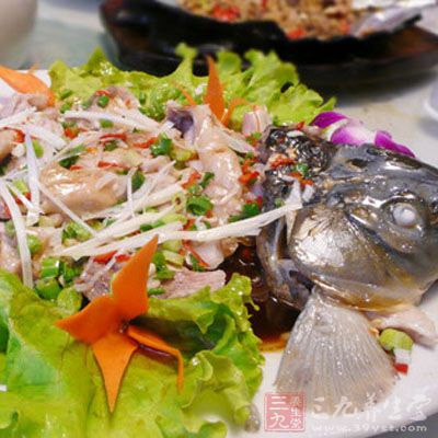 材料:鲤鱼1条、玉兰片50克、香菇50克 材料:鲤鱼1条、玉兰片50克、香菇50克