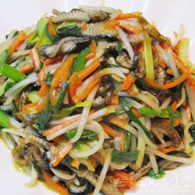 材料:绿豆芽250克、鳝鱼100克 材料:绿豆芽250克、鳝鱼100克