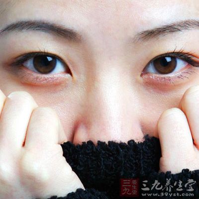 当乙肝患者的肝脏出现问题,肝火旺盛时,也会在眼睛周围出现病变,主要