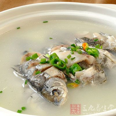 原料：砂仁3克、鯽魚150克，生姜、蔥、食鹽適量