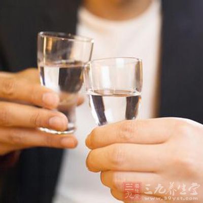 一些人停止了饮酒且努力克制自己 一些人停止了饮酒且努力克制自己