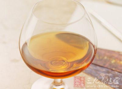 白兰地的原料也是葡萄，但跟我们一般印象中的葡萄酒是不太一样的