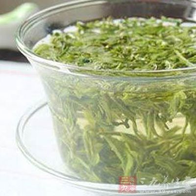 野生杜仲茶泡出的茶湯純凈透亮，品質(zhì)低劣的杜仲茶泡出的茶湯渾濁并伴有沉淀物