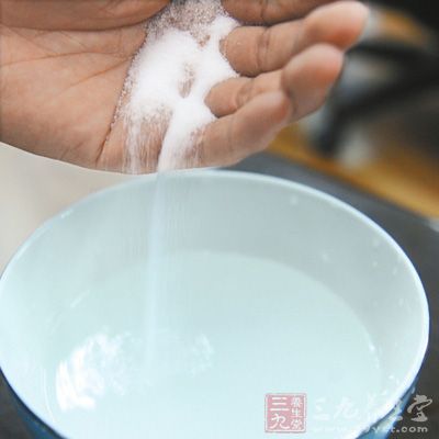 在碗中放入适量的水和盐