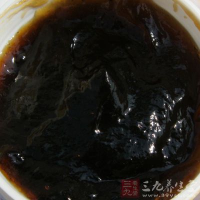 红糖红茶面膜：取红茶和红糖各两汤匙，加水煎煮后，再与适量面粉混合调匀敷面，15分钟后清洗掉，每周做2～3次