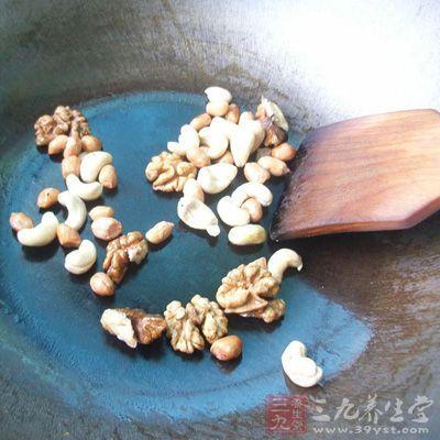 用鏟子不停的鏟核桃仁就會(huì)返砂