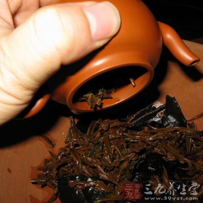 对名人紫砂壶每天首次清洗茶壶、茶具时，把壶中的茶渣取出，顺势将壶体周身润擦一遍，即可擦去壶身的茶斑痕