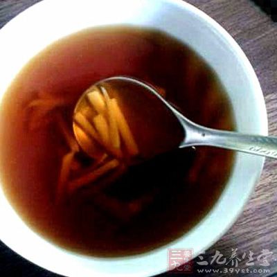 生姜红糖水：生姜15克，红糖适量，开水冲泡代茶饮之。能治疗风寒感冒，有效缓解寒淤血淤型的痛经
