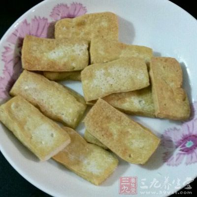 豆腐切成约1.5厘米的小块