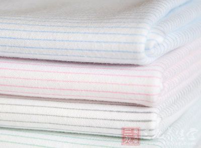 衣服材质应该选择棉制的，既保暖又吸汗衣服材质应该选择棉制的，既保暖又吸汗