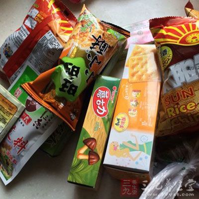 零食本身是不会有什么危害的，主要还是要求我们控制饮食的量