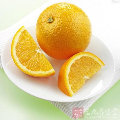 橙子所含纖維素和果膠物質(zhì)，可促進(jìn)腸道蠕動(dòng)，有利于清腸通便，排除體內(nèi)有害物質(zhì)。橙子營(yíng)養(yǎng)豐富，美味可口，但剝橙子卻不容易