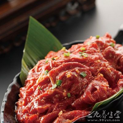 牛肉片用醬油、料酒腌泡半小時