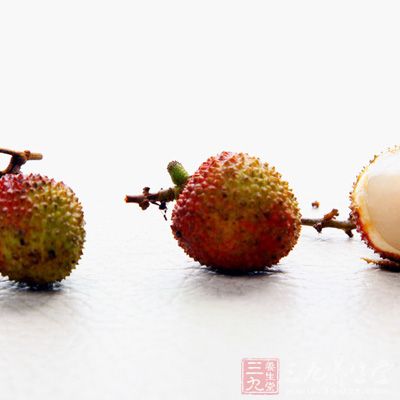 常食荔枝可以促進(jìn)微細(xì)血管的血液循環(huán)，防止雀斑的發(fā)生，也可讓皮膚變得更加光滑