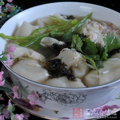 薺菜餛飩需要薺菜適量，肉糜、蛋、鹽、雞精、大豆油、姜、蔥