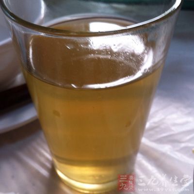 枇杷酒材料：枇杷，冰糖，低度白酒