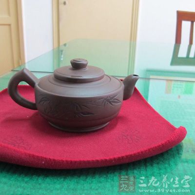 紫砂茶具使用越久，不但壶身光泽越加光润