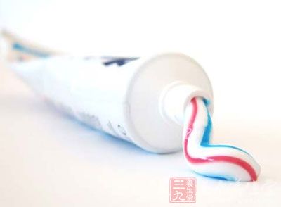 牙膏也是很常用，解决皮肤局部问题的救星之一