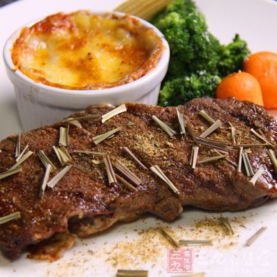 晚餐：牛肉排(減肥也是可以吃肉的3日飲食計(jì)劃書)，以西紅柿為主的青菜沙拉，咖啡