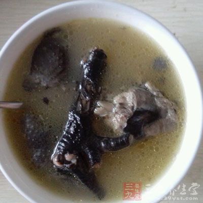 乌鸡块放入沸水锅中焯水，除去血污