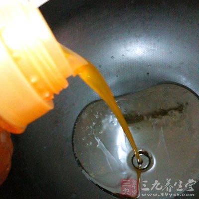 烧锅下油，把各种原料倒入锅中，加入盐，味精炒好候用