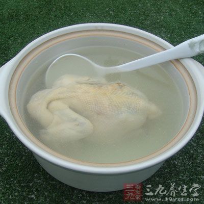 加入雞清湯，加入培根，大火煮沸騰