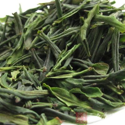 生吃大蒜嚼茶叶，浓茶漱口去蒜味