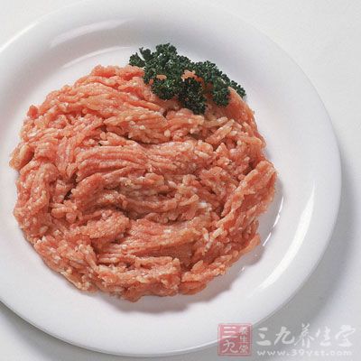 肉剁碎备用