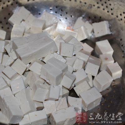 豆腐切成小块用盐水浸泡待用