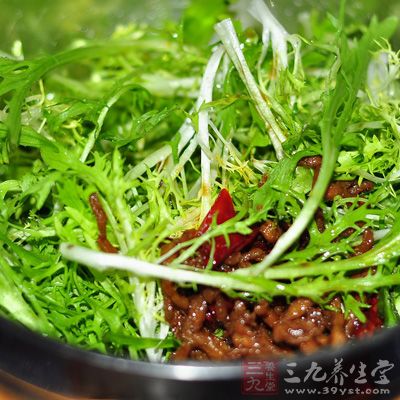 苦菊中含有维生素B2，缺乏维生素B2缺乏它会出现口角炎、唇炎、眼结膜炎和阴囊炎等