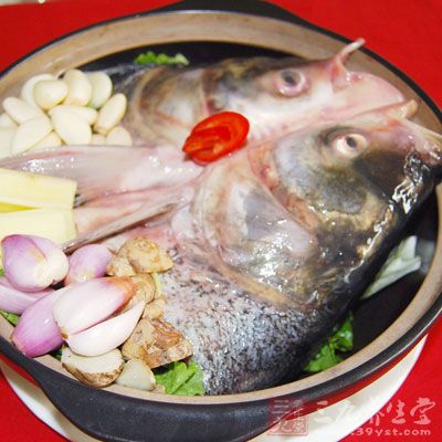 水要燒開后再放入魚，魚眼蒸突出，魚頭即熟