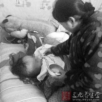 在儿童医院开出的影像学检查诊断报告单上,记者看到写有“考虑积水型无脑畸形,小脑脑干发育不良 在儿童医院开出的影像学检查诊断报告单上,记者看到写有“考虑积水型无脑畸形,小脑脑干发育不良