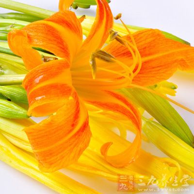 黃花菜屬高鉀、鈉低食品，有利尿降壓作用