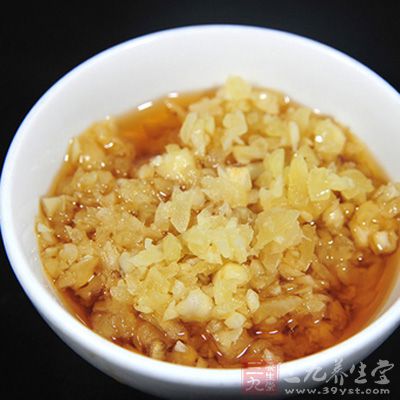 將蒜搗成蒜泥，加入一點醬油、適量醋