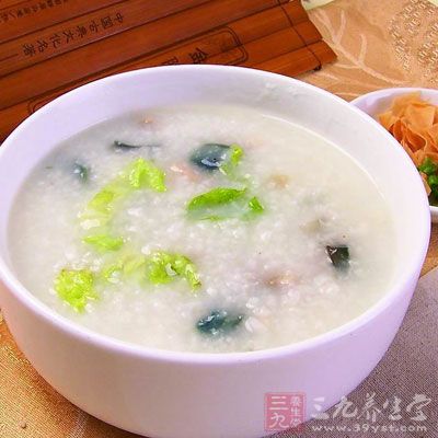 鲜虾适量，芹菜1根，大米90克(豆浆机杯子一杯量)