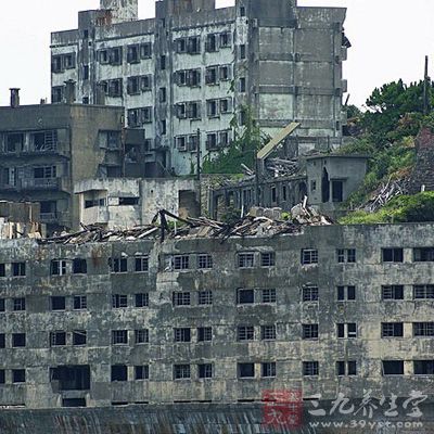 端岛是日本长崎县长崎市附属的岛屿，因外形酷似战舰被通称军舰岛(Gunkan-jima)，曾经是地球上人口稠密的地方之一