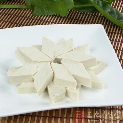 豆腐能够润白肌肤，豆制品中含有大豆异黄酮